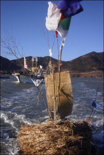 띠배가 되돌아오면 불길하다 하여 멀리 띄워 보내기 위해 먼 바다까지 끌고 가야 한다. 